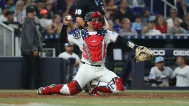 Nick Fortes, número 4 de los Marlins de Miami, lanza durante la octava entrada contra los Cerveceros de Milwaukee en el Loan Depot Park el 4 de julio de 2025 en Miami, Florida.&nbsp;