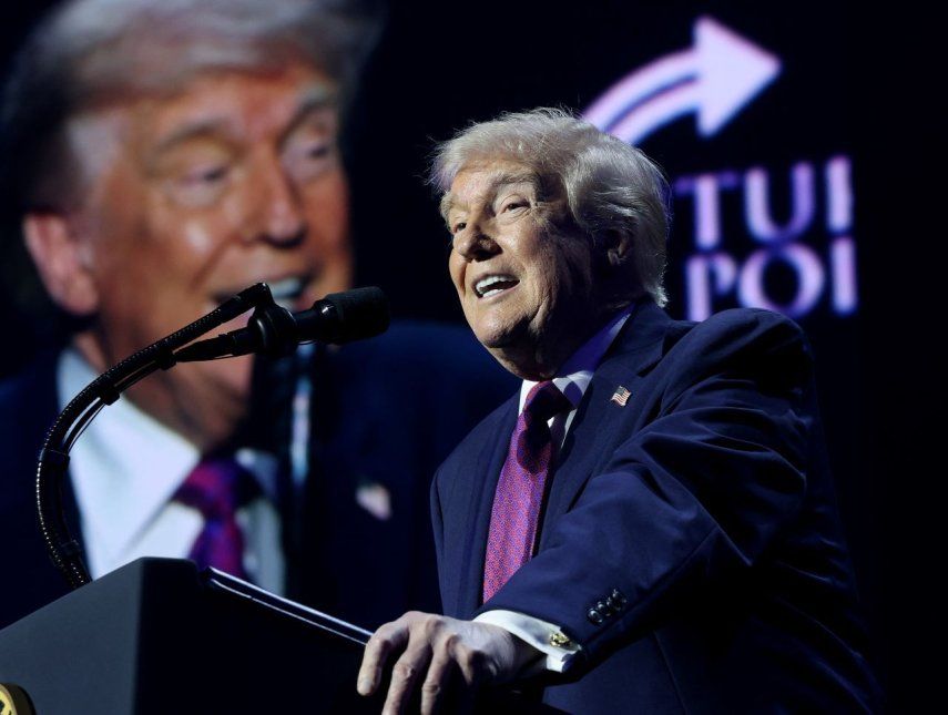 El presidente Donald Trump habla durante un evento de Turning Point USA en la Iglesia Dream City, el 17 de abril de 2026 en Phoenix, Arizona.