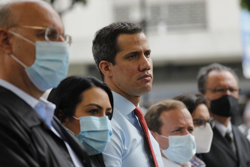 Flanqueado por miembros del partido, el líder opositor venezolano Juan Guaidó, en el centro, durante una conferencia de prensa, un día después de las elecciones parlamentarias, en Caracas, Venezuela, el lunes 7 de diciembre de 2020. Guaidó rechazó los resultados de las elecciones del domingo en las que el gobierno El presidente Nicolás Maduro declaró la victoria en unas elecciones en las que la Unión Europea dijo que no cumplía con los estándares democráticos y no podía considerarse creíble.