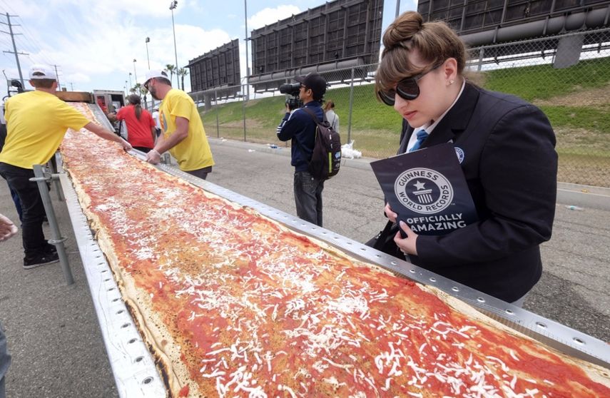 6.333 pies (1.93 kilómetros) de largo, medida certificada por representantes de la organización encargada del libro de los récords Guinness.