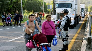 Agentes de la Guardia Nacional mexicana para el tráfico para que migrantes crucen a su llegada a pie a Huehuetán, México, el martes 31 de octubre de 2023, en su camino hacia Estados Unidos.&nbsp;