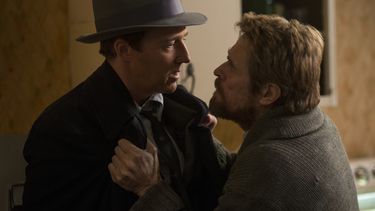 Edward Norton, izquierda, y Willem Dafoe en una escena de Motherless Brooklyn en una imagen proporcionada por Warner Bros.&nbsp;