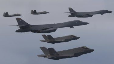 En esta imagen, distribuida por el Ministerio de Defensa de Corea del Sur, bombarderos B-1B de la Fuerza Aérea de Estados Unidos (centro) y cazas F-22 y F-35 de la Fuerza Aérea surcoreana (abajo), sobrevuelan la península de Corea durante ejercicios conjuntos en Corea del Sur, el 1 de febrero de 2023.&nbsp;
