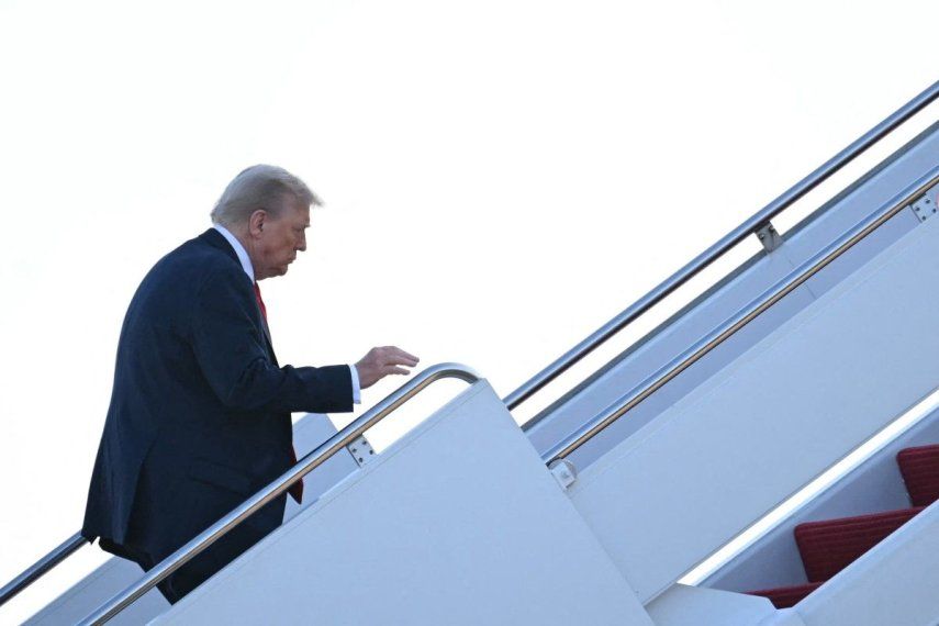 El presidente estadounidense Donald Trump aborda el Air Force One en la Base Conjunta Andrews, Maryland, el 15 de agosto de 2025, rumbo a Alaska para reunirse con el presidente ruso. El presidente estadounidense Donald Trump partió de Washington el viernes rumbo a Alaska para una cumbre de alto riesgo con su homólogo ruso, Vladimir Putin, que podría ser decisiva para el futuro de Ucrania.  