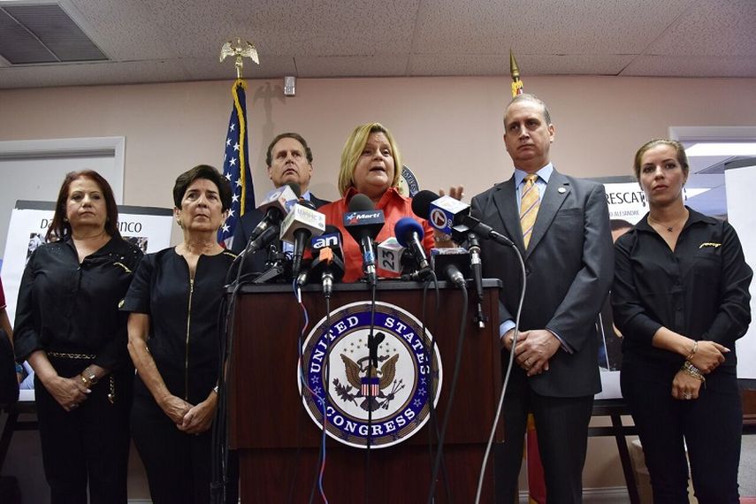 La Congresista Ileana Ros Lehtinen en compañía de Lincoln y Mario Díaz-Balart, en compañía de activistas de derechos humanos y prodemocracia en Cuba. (GISELLE SANTALUCCI)