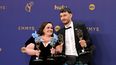 La actriz inglesa Jessica Gunning, ganadora del premio a la Mejor actriz de reparto en una serie o película limitada por Bebé Reno, y el actor escocés Richard Gadd, ganador del premio a la Mejor serie limitada o de antología, posan en el sala de prensa durante la 76 edición de los premios Emmy en el Peacock Theatre de L.A. Live en Los Ángeles el 15 de septiembre de 2024.