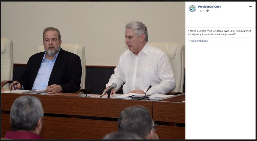 Miguel Díaz-Canel (der.), designado gobernante cubano, junto al recién nombrado primer ministro, Manuel Marrero, en una reunión del Consejo de Ministros del régimen.
