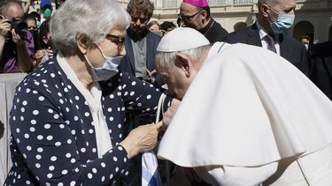 El papa Francisco besa el brazo de Lidia Maksymowicz en el lugar donde los nazis la estamparon cuando llegó al campo de concentración de Auschwitz durante la Segunda Guerra Mundial. Foto tomada en el Vaticano el 26 de mayo del 2021.&nbsp; 