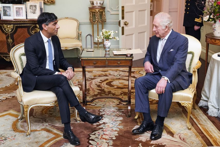El rey Carlos III de Gran Bretaña habla con el primer ministro británico Rishi Sunak en el Palacio de Buckingham, en el centro de Londres, el 21 de febrero de 2024 para su primera audiencia en persona desde el diagnóstico de cáncer del monarca.