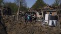 Varias personas reaccionan junto a un cráter en una zona residencial destruida después de un ataque aéreo ruso en Bakhmut, en la región ucraniana de Donetsk, el sábado 7 de mayo de 2022. 