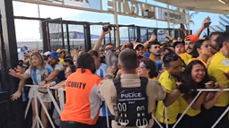 Los agentes tratan de impedir el paso desorganizado de los aficionados.&nbsp;