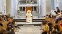 El papa Francisco escucha el discurso de bienvenida del patriarca católico sirio Ignatius Joseph III Yonan, a la derecha, durante un encuentro con la comunidad de Qaraqosh en la iglesia de la Inmaculada Concepción en Qaraqosh, Irak, el domingo 7 de marzo de 2021. La pequeña comunidad cristiana de Qaraqosh regresó a la localidad tras la guerra, donde reconstruyó la iglesia, que el grupo extremista Estado Islámico había utilizado como campo de tiro. El papa Francisco escucha el discurso de bienvenida del patriarca católico sirio Ignatius Joseph III Yonan, a la derecha, durante un encuentro con la comunidad de Qaraqosh en la iglesia de la Inmaculada Concepción en Qaraqosh, Irak, el domingo 7 de marzo de 2021. La pequeña comunidad cristiana de Qaraqosh regresó a la localidad tras la guerra, donde reconstruyó la iglesia, que el grupo extremista Estado Islámico había utilizado como campo de tiro.