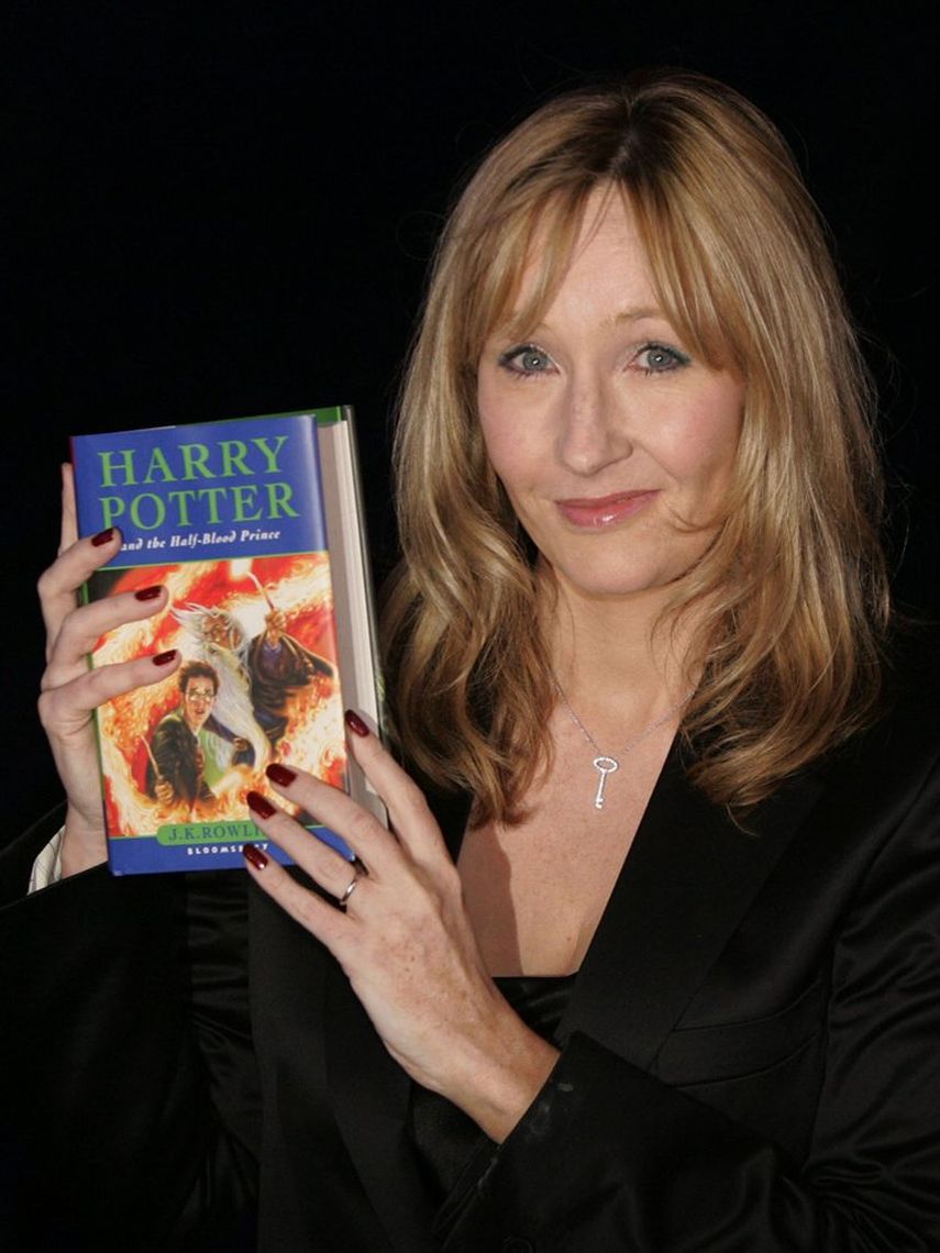 En esta fotografía de archivo del 15 de julio de 2005 J.K. Rowling con una copia de su libro Harry Potter and the Half-Blood Prince en el Castillo de Edimburgo, en Escocia. Nueva plataforma Max promete serie de la novela.