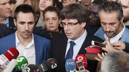 El presidente de la Generalitat, Carles&nbsp;Puigdemont, habla a los medios de prensa durante la realización del referendo independentista en Cataluña.