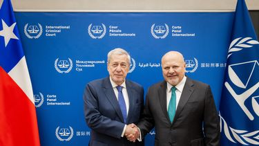 El canciller de Chile, Alberto van Klaveren, estrecha la mano con el fiscal de la CPI, Karim Khan