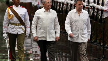 Según el diario Financial Times, Santos viajó a la isla para proponer al&nbsp;gobernante cubano&nbsp;Raúl Castro participar en una mediación internacional para una salida política en&nbsp;Venezuela.