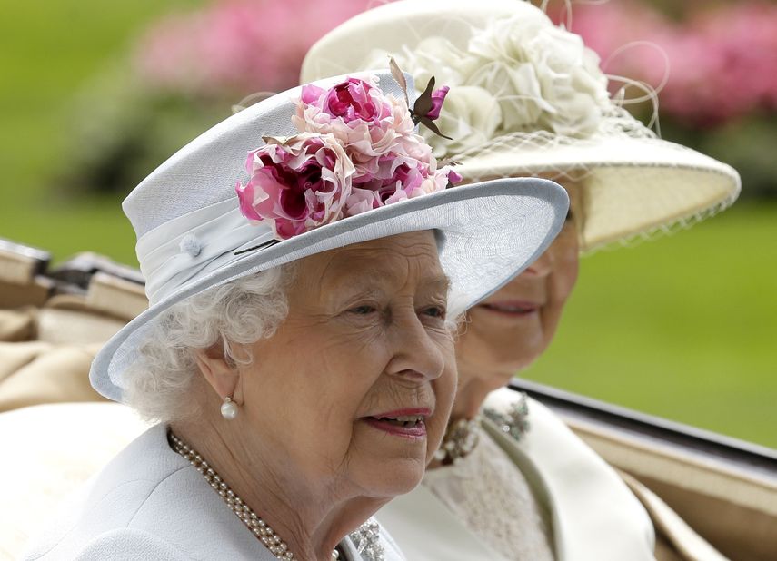 En esta imagen de archivo, la reina Isabel II de Inglaterra, llega a las carreras de caballos de Ascot en un carruaje tirado por caballos acompañada por la princesa Alexandra, en Ascot, Inglaterra, el 20 de junio de 2018.