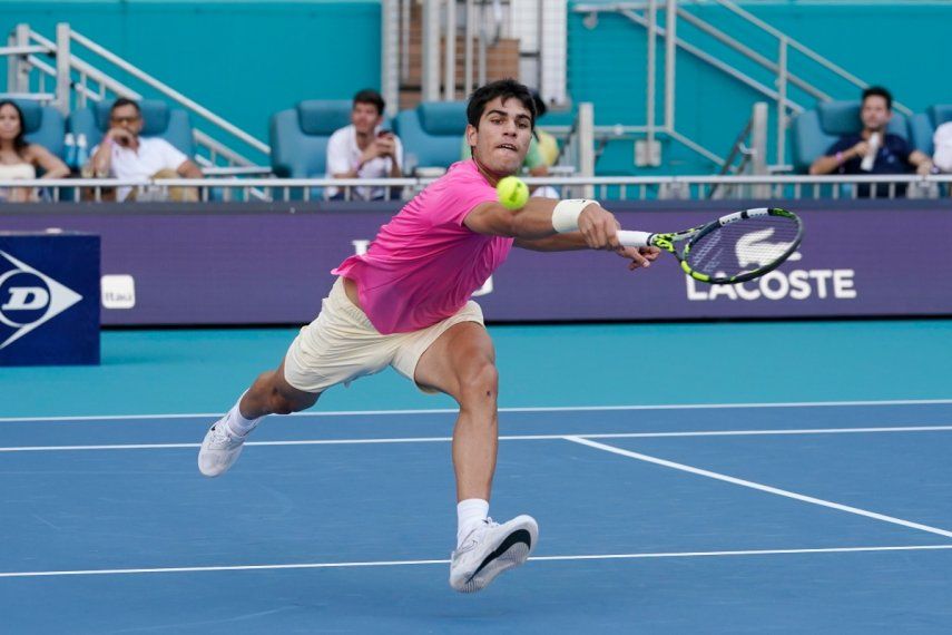 Carlos Alcaraz devuelve contra Dusan Lajovic durante el Abierto de Miami, el domingo 26 de marzo de 2023.