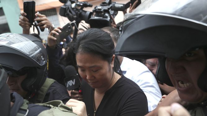 Keiko Fujimori, hija del expresidente Alberto Fujimori y lideresa opositora, es escoltada por la polic&iacute;a en Lima, Per&uacute;, el martes 28 de enero de 2020.&nbsp;