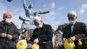 Asistentes desinflan globos simbolizando la esperanza de neutralizar y destruir la ojivas nucleares, durante un acto en el Parque de la Paz de Nagasaki, en el sur de Japón, el 22 de enero de 2021. Asistentes desinflan globos simbolizando la esperanza de neutralizar y destruir la ojivas nucleares, durante un acto en el Parque de la Paz de Nagasaki, en el sur de Japón, el 22 de enero de 2021.