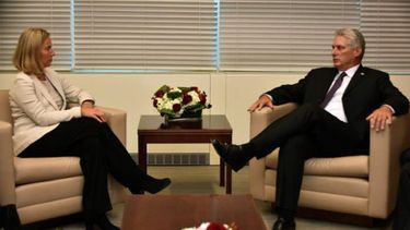 El designado gobernante cubano, Miguel Díaz-Canel (der.) conversa con la alta representante de la Unión Europea para Asuntos Exteriores y Política de Seguridad Federica Mogherini este martes 25 de septiembre del 2018, en el marco de la Asamblea General de la ONU en Nueva York, Estados Unidos.&nbsp;