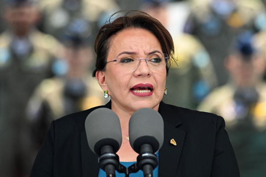 La presidenta hondureña, Xiomara Castro, pronuncia un discurso durante el 93º aniversario de la Fuerza Aérea Hondureña en Tegucigalpa, el 12 de abril de 2024.