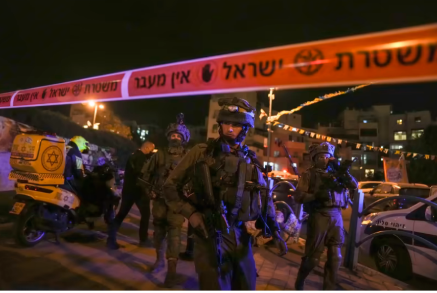 Las fuerzas israelíes aseguran el área de un ataque con arma blanca en la ciudad de Elad, Israel, el jueves 5 de mayo de 2022.