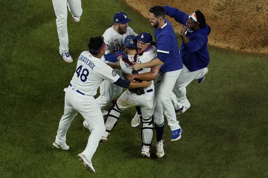 Los Dodgers de Los Ángeles celebran después de derrotar 3-1 a los Rays de Tampa Bay para ganar la Serie Mundial de béisbol en el Juego 6 el martes 27 de octubre de 2020 en Arlington, Texas.&nbsp;