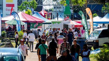 Algunos cubanos visitan la 39 Feria Internacional de La Habana (FIHAV) en el Centro de Exposiciones Expocuba de La Habana el 9 de noviembre de 2023.