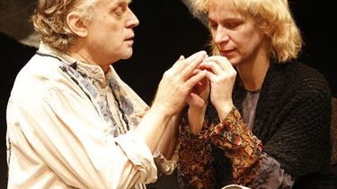 La obra cuenta la historia de dos hermanos que son actores y mientras están de gira son abandonados por la compañía de teatro que los contrató (ARCHIVO)