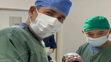 Dr Jesús Sifontes en el momento del nacimiento de un bebé.&nbsp; &nbsp;