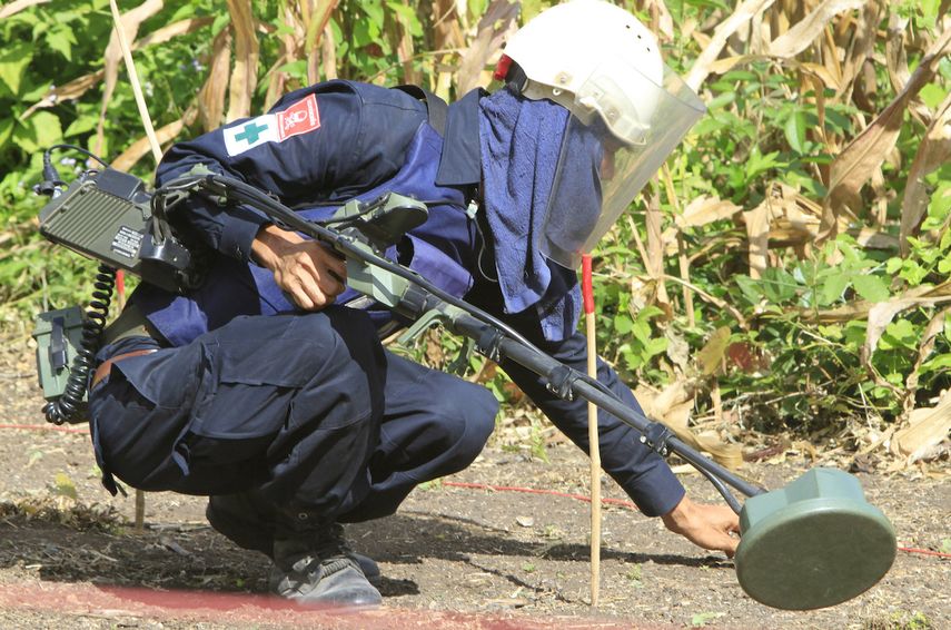 Un experto camboyano quitando una mina en la provincia Pailin, cerca de la frontera con Tailandia, el 27 de noviembre del 2011.&nbsp;