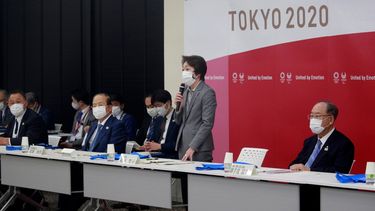 La presidenta del Comité Organizador de Tokyo 2020, Seiko Hashimoto, en el centro, habla durante una reunión de la junta directiva en Tokio, el martes 2 de marzo de 2021.&nbsp;