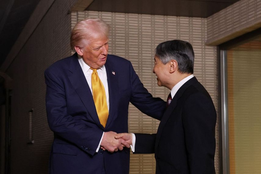 El presidente de Estados Unidos saluda al emperador japonés Naruhito.