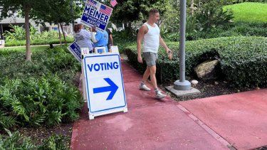 Ciudadanos acuden a las urnas para participar en las elecciones anticipadas de Miami Beach.