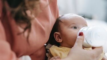 La escasez de leche de fórmula para bebés podría durar meses, según asesor de la Casa Blanca.