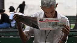 Cubano lee el periódico, La Habana.