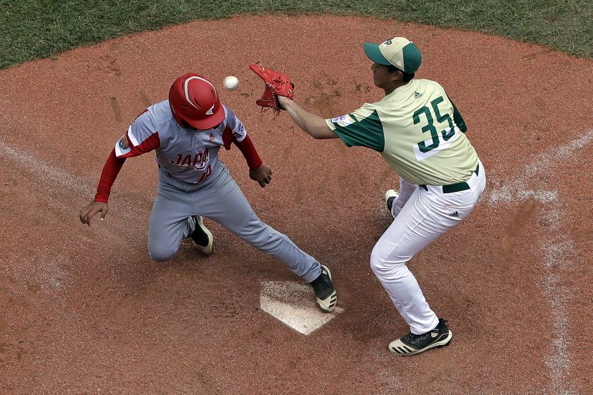 El japonés Yuto Misaki (18) anota aprovechando un lanzamiento descontrolado del sudcoreano Gibeom Jung (35) en en el cuarto inning de un partido de la Serie Mundial de Pequeñas Ligas en South Williamsport, Pensilvania, el miercoles, 21 de agosto del 2019. Japón ganó 7-2