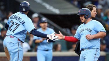 Vladimir Guerrero Jr. #27 y Alejandro Kirk #30 de los Toronto Blue Jays celebran tras anotar carreras durante la tercera entrada contra los Seattle Mariners en el tercer juego de la Serie de Campeonato de la Liga Americana en el T-Mobile Park el 15 de octubre de 2025 en Seattle, Washington.&nbsp;