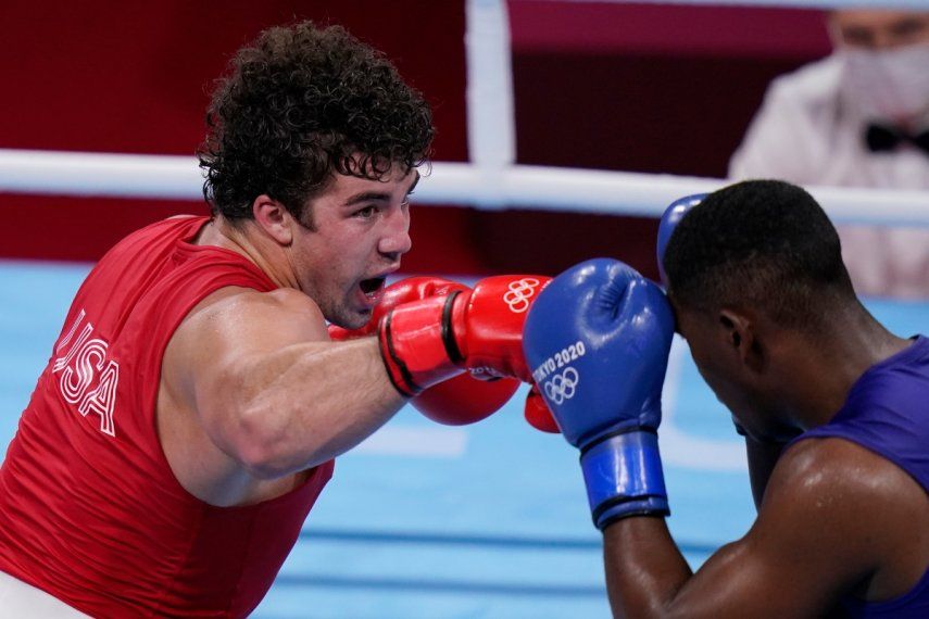 El estadounidense Richard Torrez Jr. (izquierda) intercambia golpes con el cubano Dainier Peró durante el combate de peso superpesado en los Juegos Olímpicos de 2020.