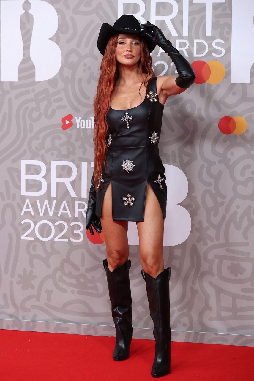 La personalidad de la televisión británica Megan McKenna posa en la alfombra roja a su llegada a los BRIT Awards 2023 en Londres el 11 de febrero de 2023.
