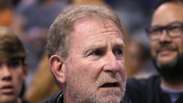 El dueño de los Suns de Phoenix Robert Sarver mira un partido del equipo contra los Grizzlies de Memphis en Phoenix el 11 de diciembre del 2019. La NBA dijo el 13 de septiembre del 2022 que suspendió a Sarver por un año y le impuso una multa de 10 millón de dólares, luego que una investigación concluyó que él había cometido lo que la liga llamó “mala conducta en el trabajo y deficiencias de organización”, relacionadas con un historial de incidentes racistas, misóginos y hostiles.&nbsp;