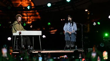 La cantante estadounidense Billie Eilish y su hermano, el cantante estadounidense Finneas Baird OConnell, se presentan durante un concierto de Global Citizen en París el 22 de junio de 2023.