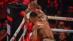 El boxeador e influencer estadounidense Jake Paul (izq.) y el boxeador británico Anthony Joshua pelean en un combate de peso pesado sin título en el Kaseya Center en Miami, Florida, el 19 de diciembre de 2025. El boxeador e influencer estadounidense Jake Paul (izq.) y el boxeador británico Anthony Joshua pelean en un combate de peso pesado sin título en el Kaseya Center en Miami, Florida, el 19 de diciembre de 2025.