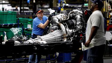 Empleados de Ford trabajan en una planta de ensamblaje.