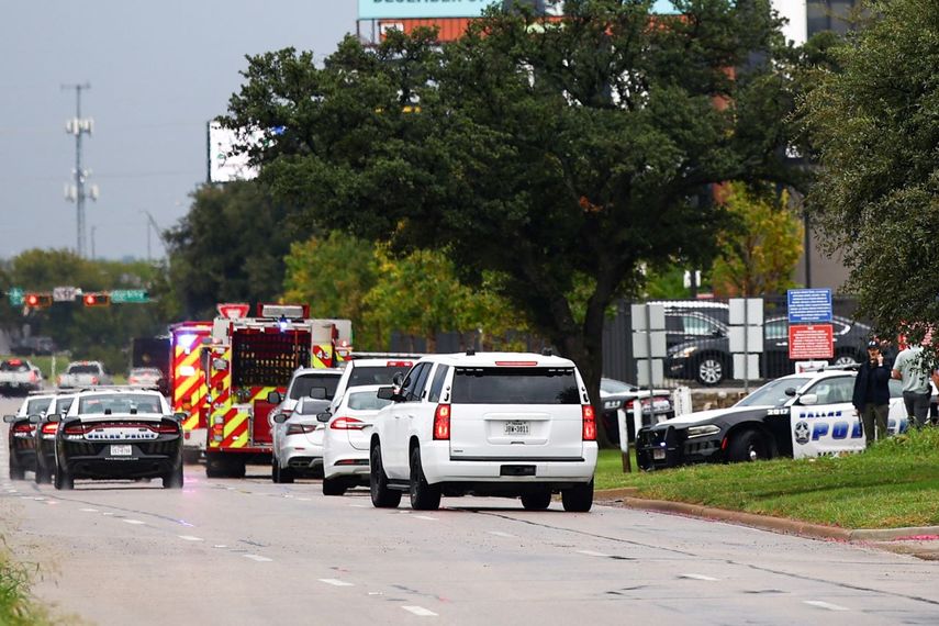 Fuerzas del orden y el personal de emergencia responden a la escena de un tiroteo en un centro de detención de Inmigración y Control de Aduanas (ICE) en Dallas, Texas, el 24 de septiembre de 2025.