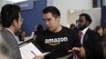 En esta fotograf&iacute;a del 17 de septiembre de 2019, el reclutador de Amazon Perry Chang habla con un prospecto durante una feria de trabajo realizada por la compa&ntilde;&iacute;a.&nbsp;