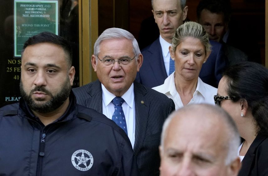 El senador demócrata Bob Menéndez y su esposa, Nadine Arslanian, salen de la corte de Distrito en la Ciudad de Nueva York. &nbsp;