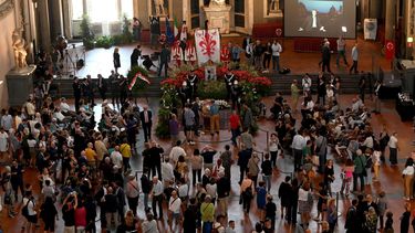 El féretro fue trasladado a primera hora de la mañana de este lunes desde Roma, donde falleció el sábado a sus 96 años, hasta Florencia, su ciudad natal.