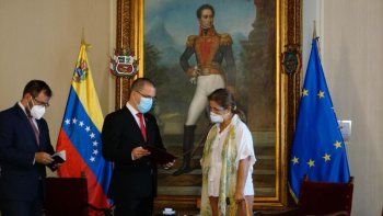 NOTICIA DE VENEZUELA  - Página 45 Jorge-arreaza-canciller-del-regimen-maduro-junto-la-embajadora-la-union-europea-caracas-isabel-brilhante